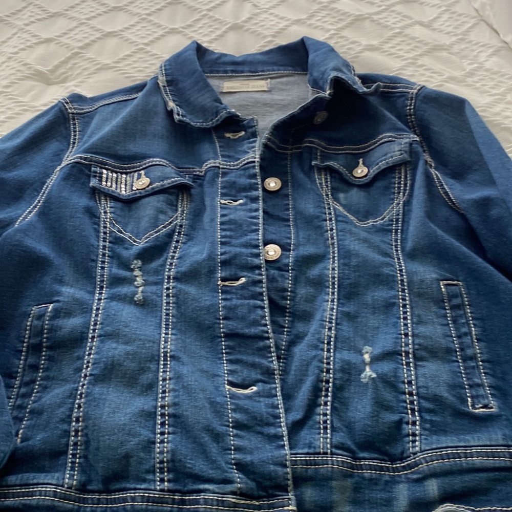 Vintage jean jacket distressed. - Picture 2 of 9